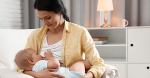 Mãe amamentando bebê no colo em ambiente calmo e organizado