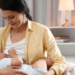 Mãe amamentando bebê no colo em ambiente calmo e organizado